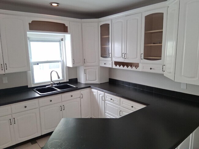 Building Photo - 1337 E 84th St