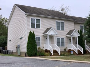 Building Photo - 2BR, 2.5 Ba End unit townhouse in Pikes Place