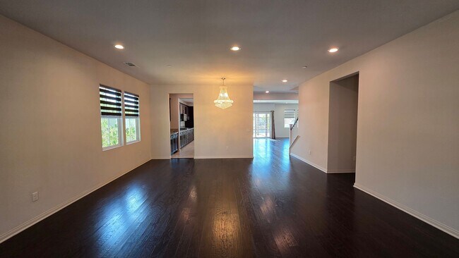 Building Photo - MOVE-IN READY 5+4 in Simi w/mountain views...