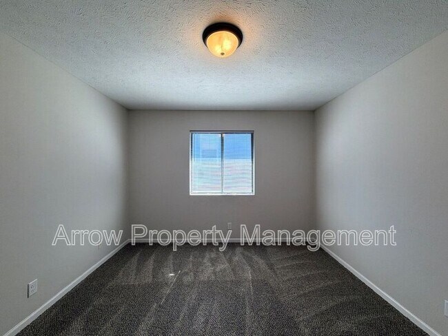 Building Photo - 922 A St