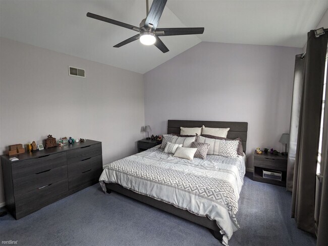 Building Photo - 3 br, 1.5 bath Townhome - 767 Knoll Drive