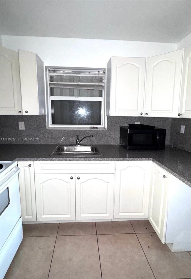 Building Photo - 14140 NE 2nd Ct