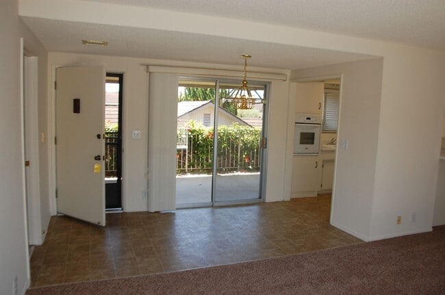 Building Photo - Encina Royale 3 Bedroom