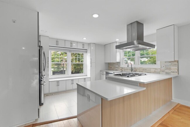 Building Photo - 6 Grand Cove Way