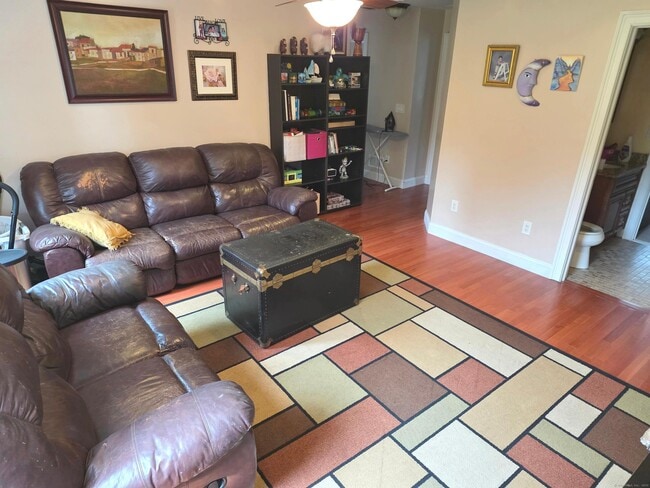 Building Photo - 913 Pleasant Valley Rd