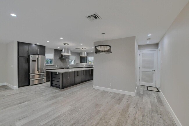 Building Photo - 88 SW 10th Dr