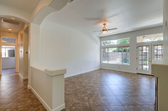 Building Photo - 5508 W Bluff Ave