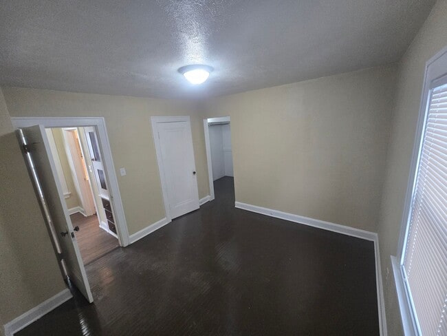Building Photo - 2 Bedroom House