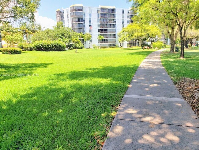 Building Photo - 3101 N Country Club Dr