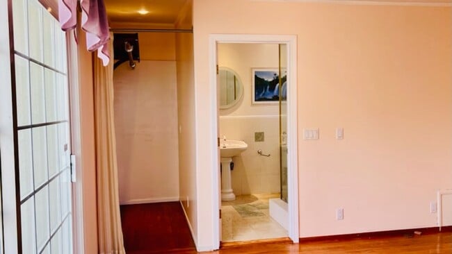 Building Photo - Adorable 1 bedroom 1 bath Apt/In Law Unit ...