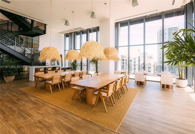 Building Photo - 221 SW 1st Ave