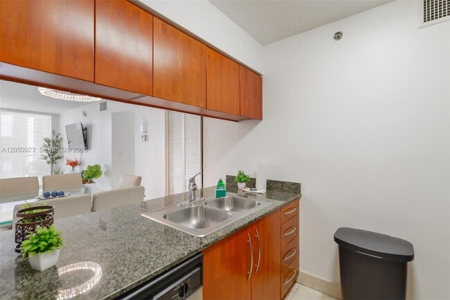 Building Photo - 1200 Brickell Bay Dr