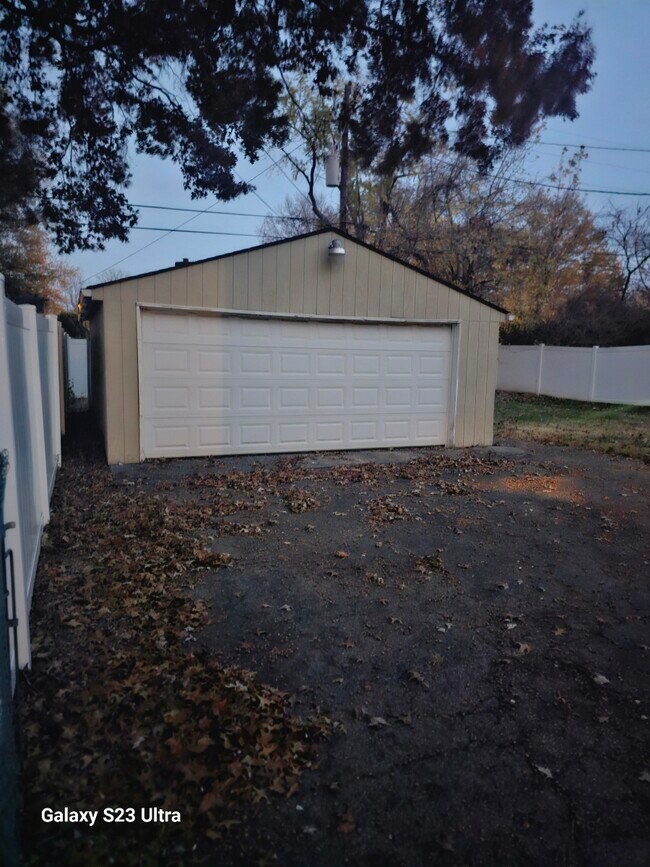 Building Photo - 3415 Emerald Dr