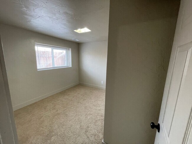 Building Photo - Spacious 6-Bedroom Magna Home with Fenced Yard