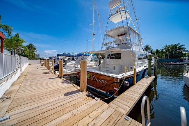 Building Photo - 2724 NE 14th St