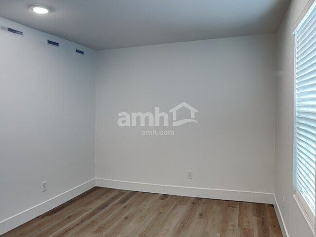 Building Photo - 11111 Magallanes St