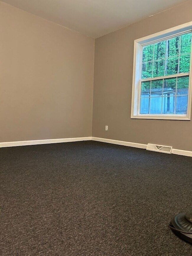 Building Photo - 3 bedroom 3 bathroom