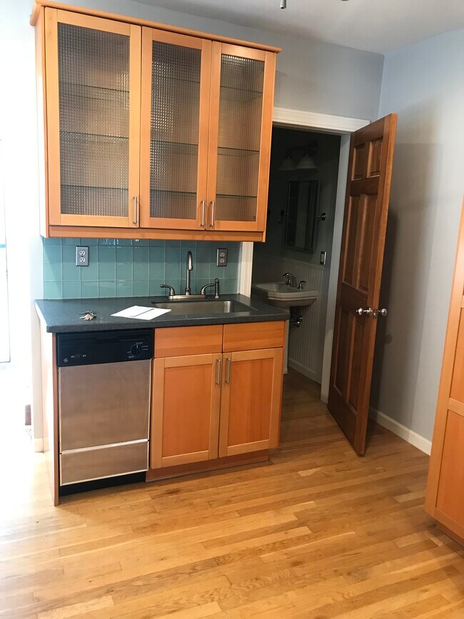 Building Photo - 11 Cherry St