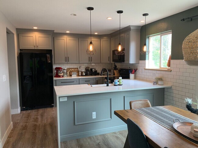 Building Photo - 4 bed 4 bath Erie home 1 mile from downtown and shops!