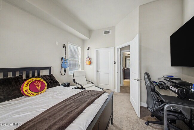 Building Photo - 945 E Playa Del Norte Dr