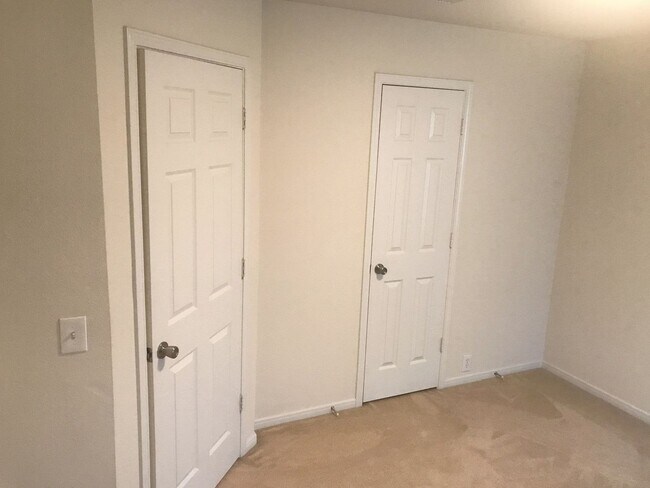 Building Photo - 17406 Hoover Gardens Dr