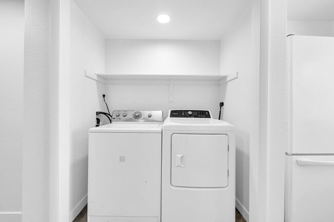 Building Photo - 6 Bedrooms, 3 Bath,  Pool CLOSE TO ASU (Rural & Broadway)