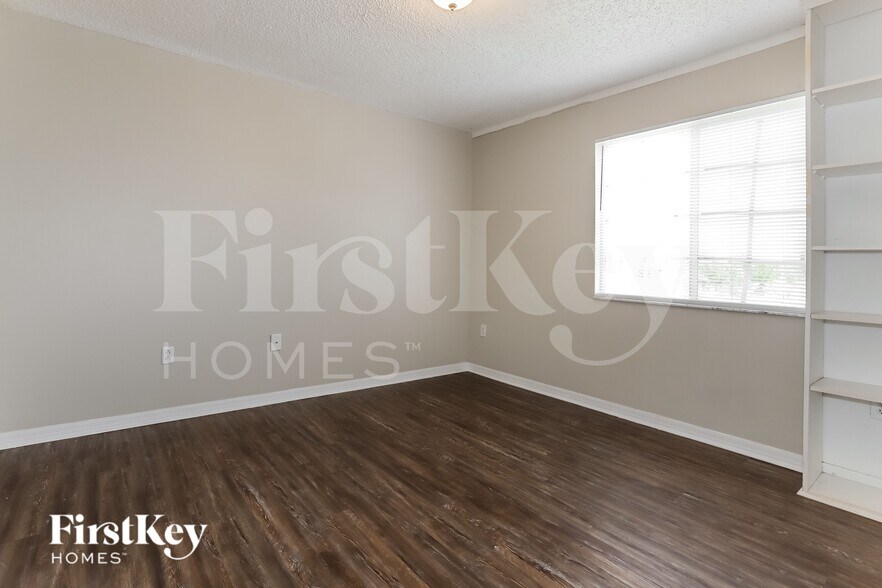 Building Photo - 1227 Alpine Lake Dr