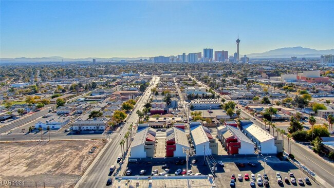 Building Photo - 1106 E Carson Ave