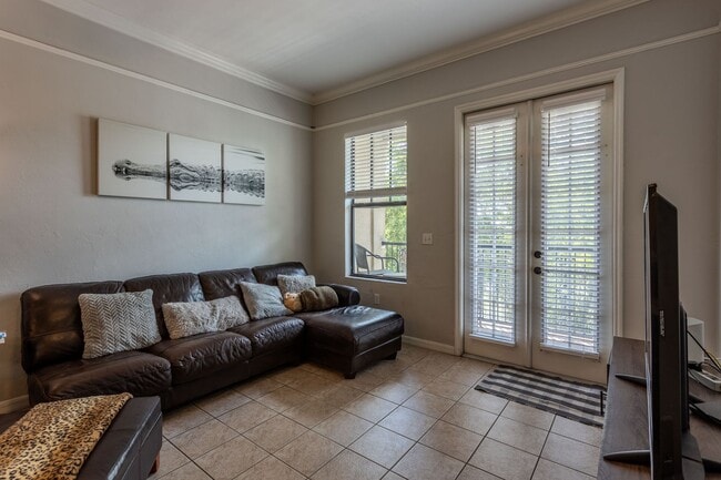 Building Photo - LOCATION. LOCATION. LOCATION. 2BR/3BA Cond...