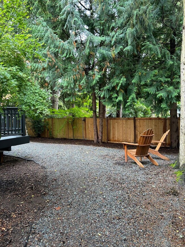 Building Photo - Rosehill/Redmond 3 Bedroom Plus Den Ramble...