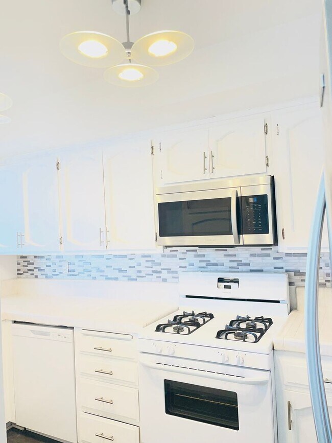 Building Photo - Tri-Level Seaview Condo with Amazing Ocean Views!