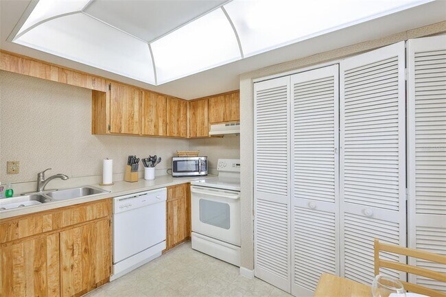 Building Photo - 9000 Commodore Dr