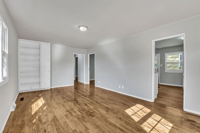 Building Photo - Renovated 4BR Home – Modern Finishes, Off-Street Parking