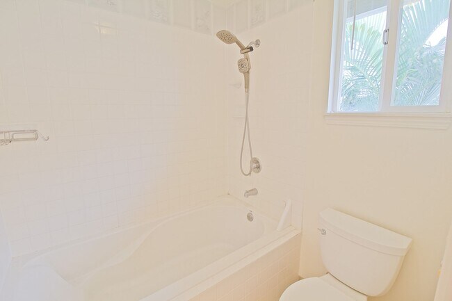 Building Photo - Stunning 4-Bedroom Home with Solar and Sal...
