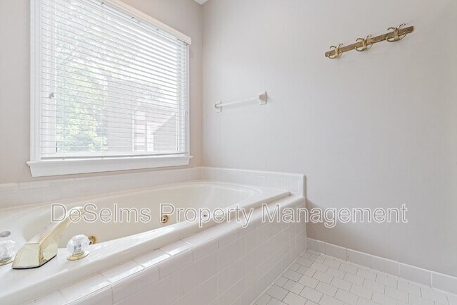 Building Photo - 3011 Woodlawn Dr