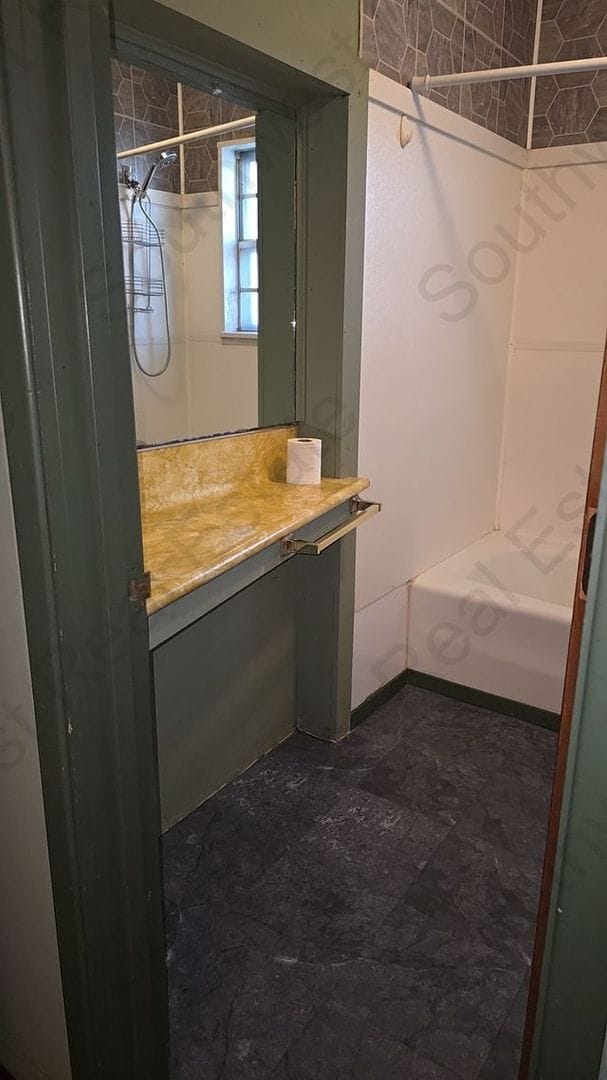 Building Photo - Spacious 2 bedroom 1 bath with large garage.
