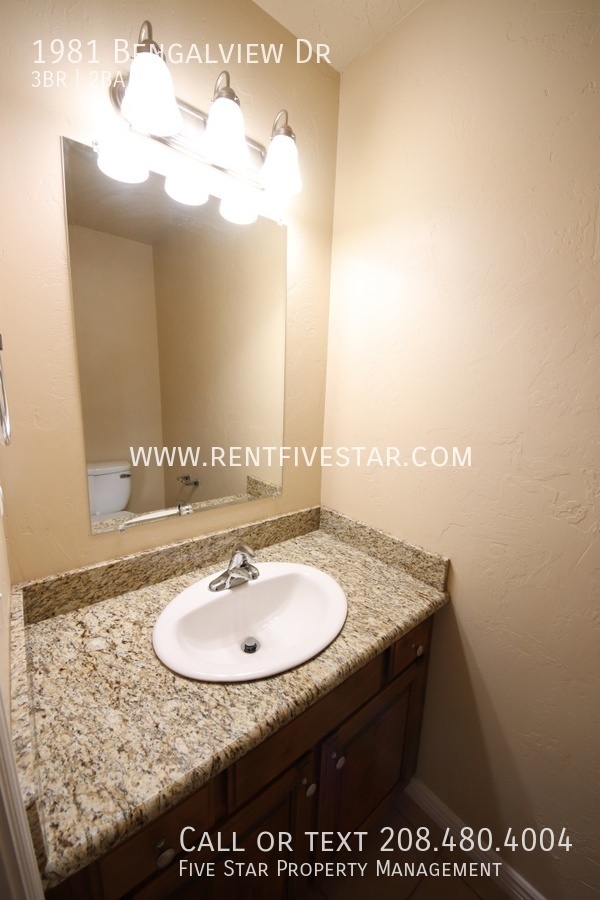 Building Photo - Newer Construction Townhome Available! Vis...
