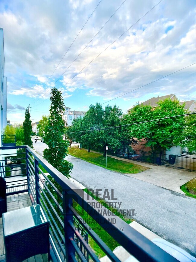 Building Photo - Luxurious Three Story Townhome!