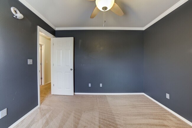 Building Photo - 3 Bed / 2 Bath in Collinsville!