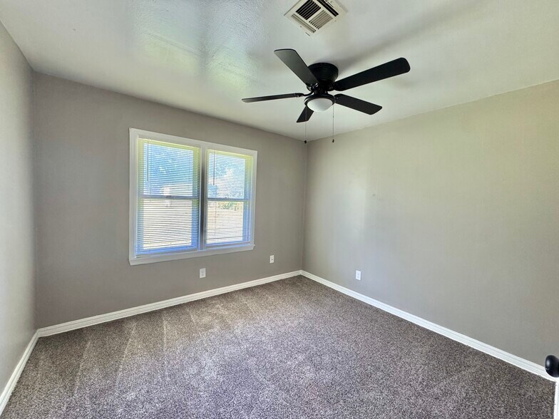 Building Photo - 252 E Coe Dr