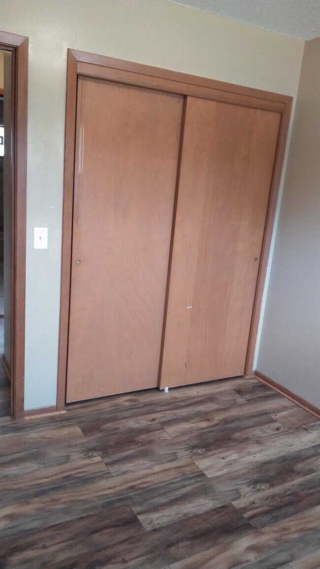 Building Photo - 1915 E Dodge St