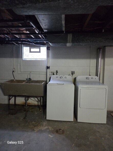 Building Photo - 2612 Graceland Rd