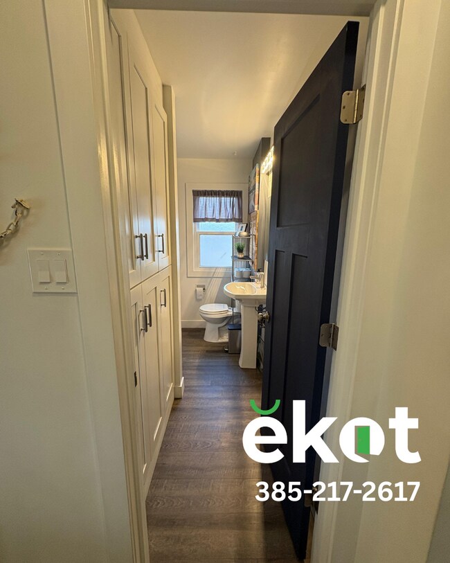 Building Photo - Birtok-500 South-1269