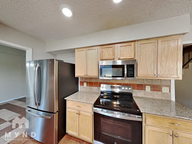 Building Photo - 605 Pyramid Dr