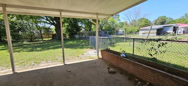 Building Photo - 2004 Roebuck St