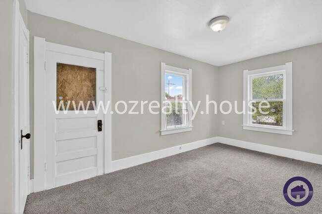 Building Photo - 3725 Hoiles Ave