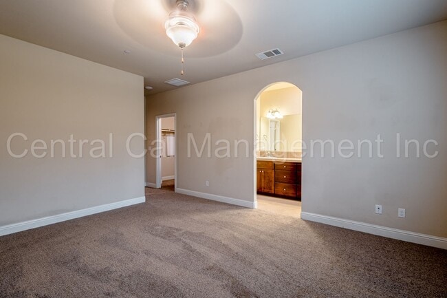 Building Photo - Large 4 Bedroom/2 Bath Home with Solar in Gossamer Grove - $2595 Per Month!