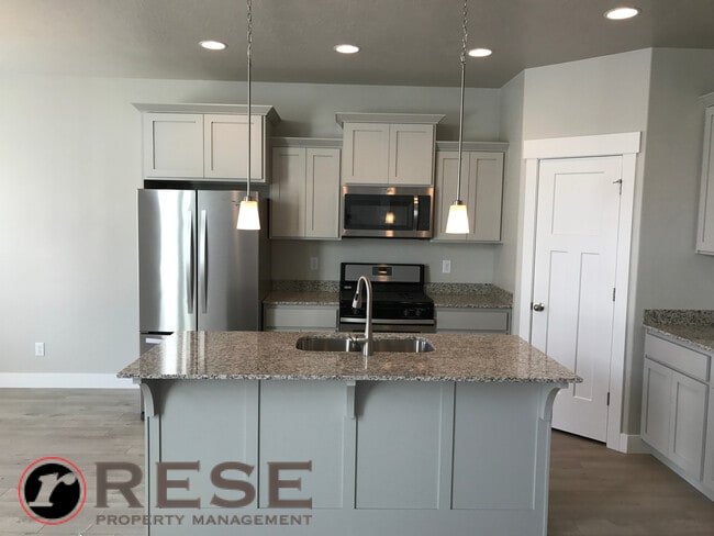 Building Photo - Beautiful Edge Townhome in Bluffdale
