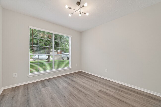 Building Photo - 6915 Great Oaks Shadow Dr
