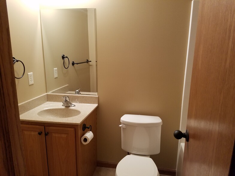 2nd level full bath - 158 North Eleventh Street